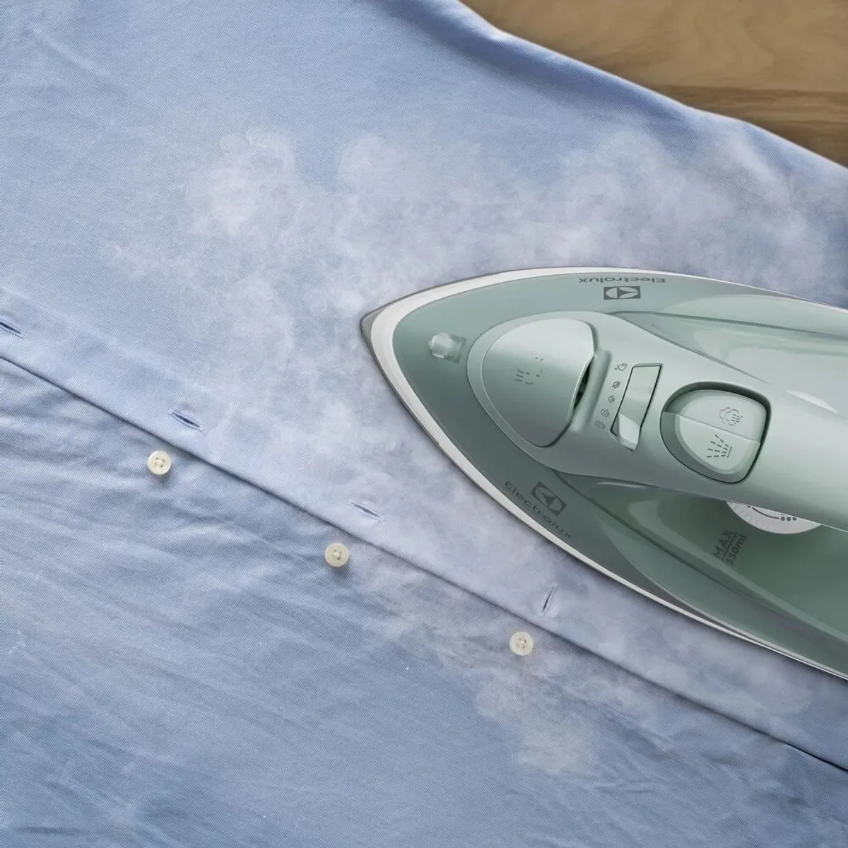 Plancha de Ropa a Vapor y Seco Electrolux con Tecnologia PowerVapour ESI51 4