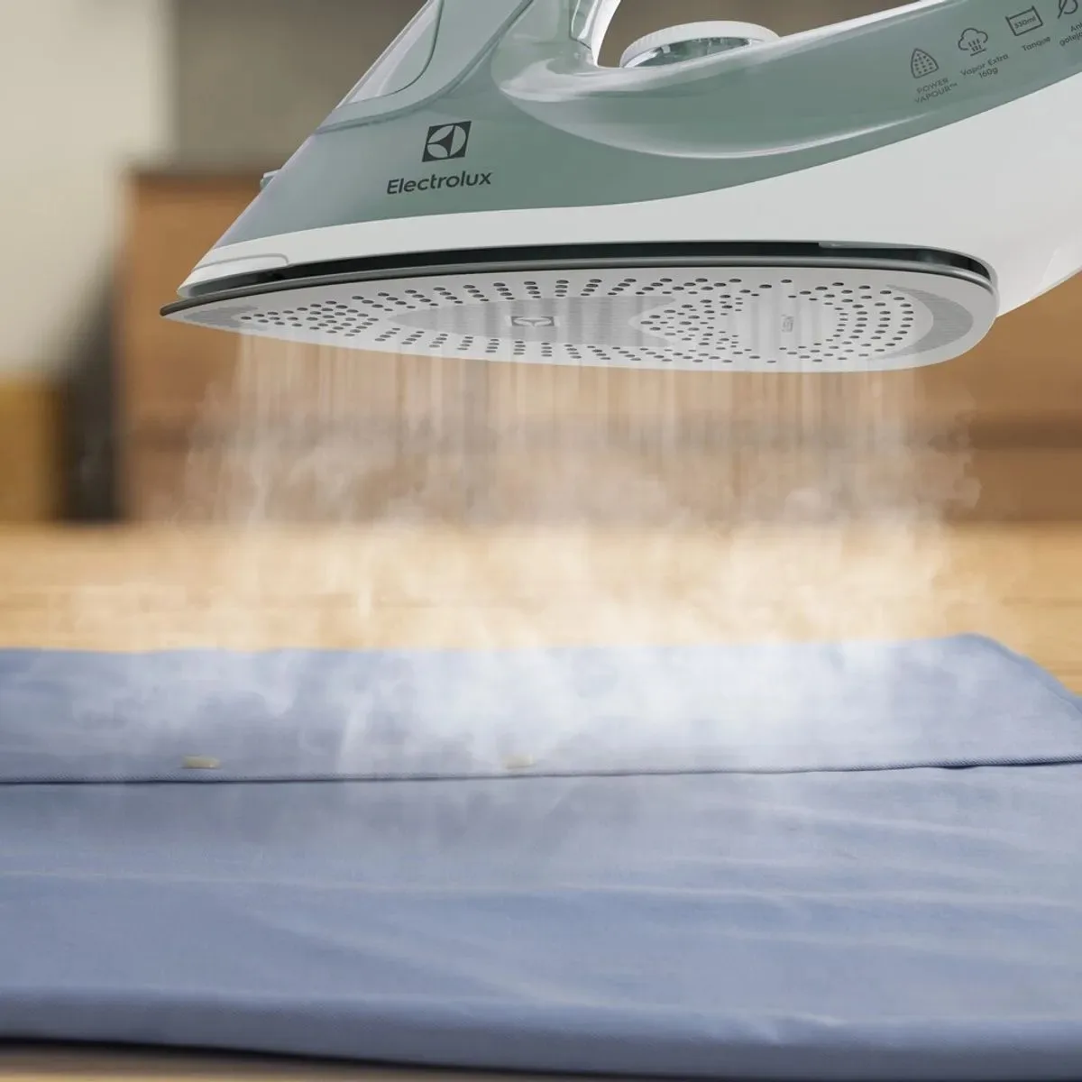 Plancha de Ropa a Vapor y Seco Electrolux con Tecnologia PowerVapour ESI51 5